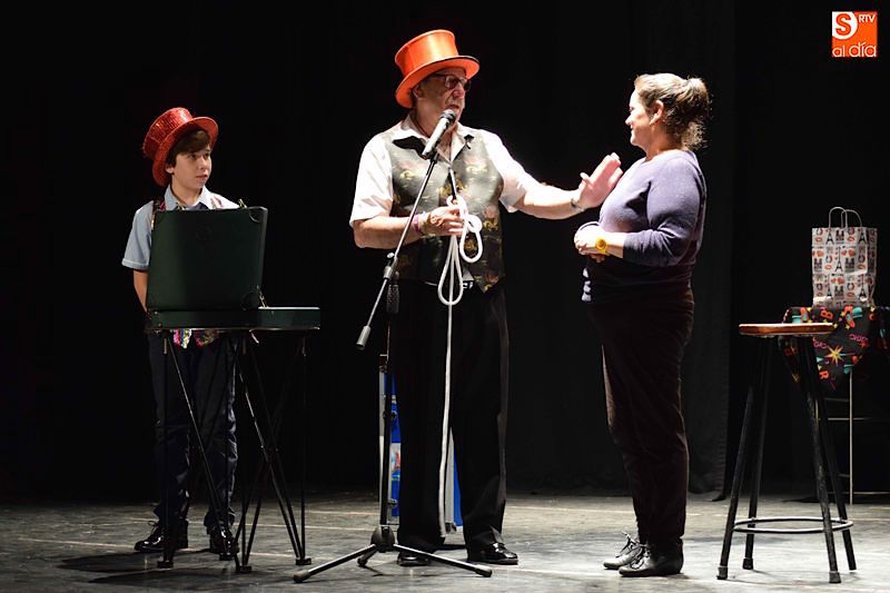 Los trucos de magia abrieron la velada en el teatro