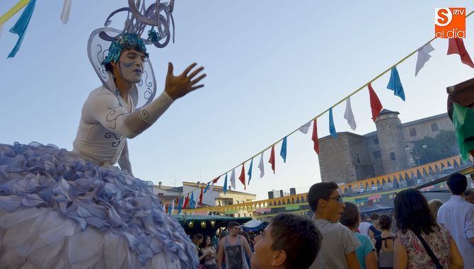 Carnavaldeltoro.es instala su photocall en la calle Juan Arias -  SALAMANCArtv AL DÍA - Noticias de Salamanca