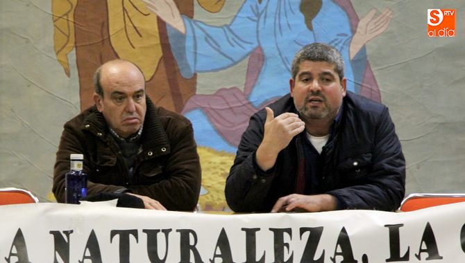 El alcalde villaviejense, Jorge Rodríguez (d), informó al público asistente de los pasos dados para garantizar los derechos de todos / CORRAL