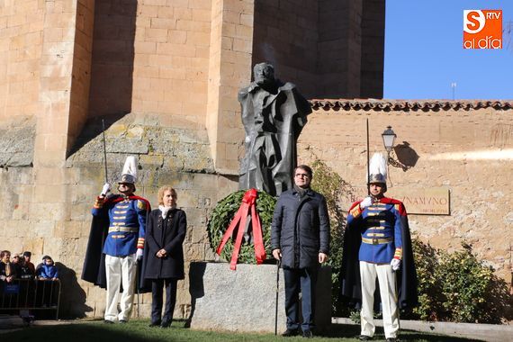 Ofrenda floral de Mirian Cortés ante  la estatua de Miguel de Unamuno. Fotos: Alberto Martín