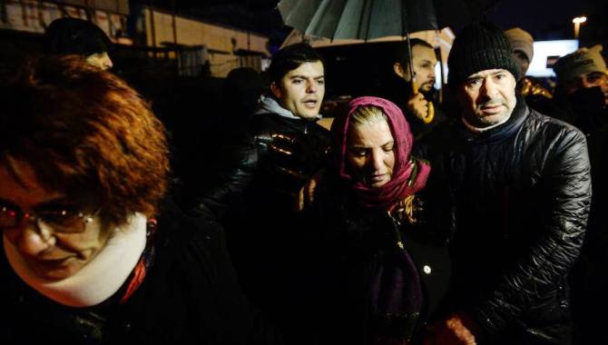 Muchos de los asistentes de los asistieron a la fiesta del club Reina salen protegidos por la Policía