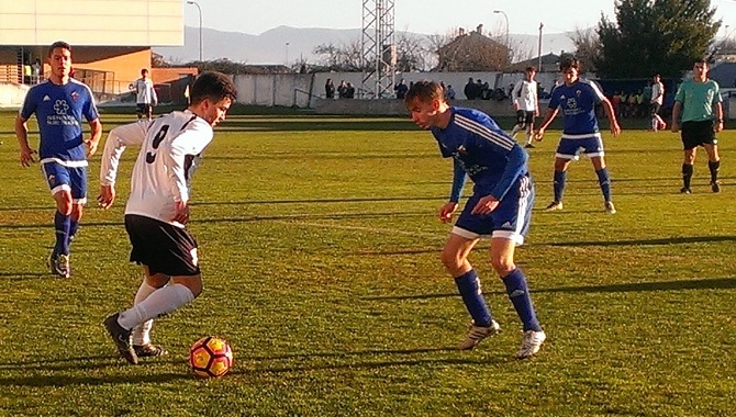 Momento del partido que disputaron este sábado Ciudad Rodrigo y Salnmantino