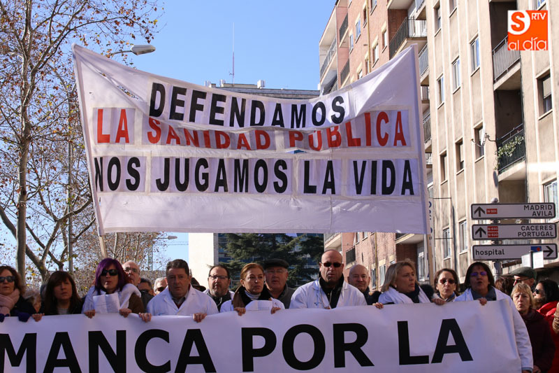 Foto 5 - Una multitudinaria ‘Marea blanca’ recorre Salamanca en defensa de la Sanidad Pública