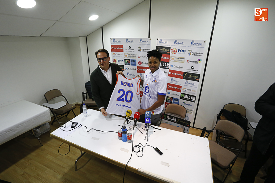 Jorge Recio posa junto a Alana Beard en la sala de prensa de Würzburg (Foto de Álex López)