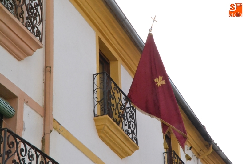 El pendón de la Cofradía de San Sebastián preside la Plazuela del Buen Alcalde  