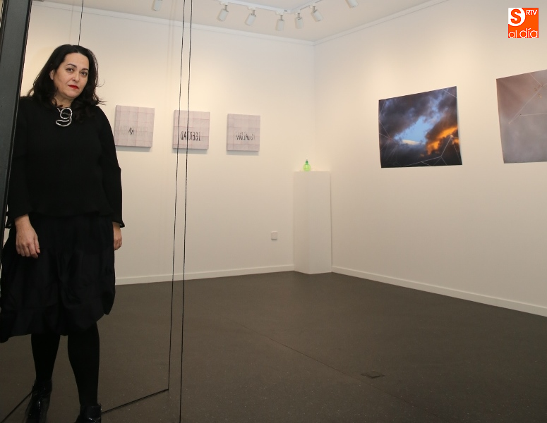 La artista Noni Lazaga, junto a algunas de las obras de esta exposición / Foto de Alberto Martín