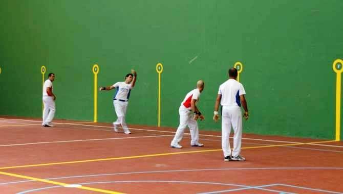 Momento de un partido en uno de los frontones en la zona de Las Villas