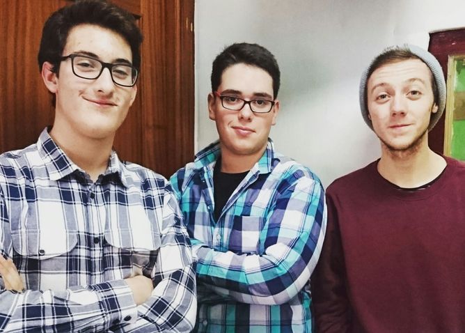 David Rees, junto a los responsables del programa Visto de Otro Lado