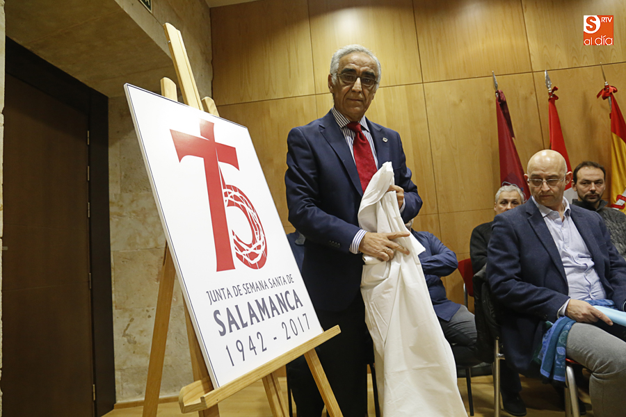Cornejo presenta el cartel que presidirá los actos del 75 aniversario de la Junta de Semana Santa (Foto de Álex López)