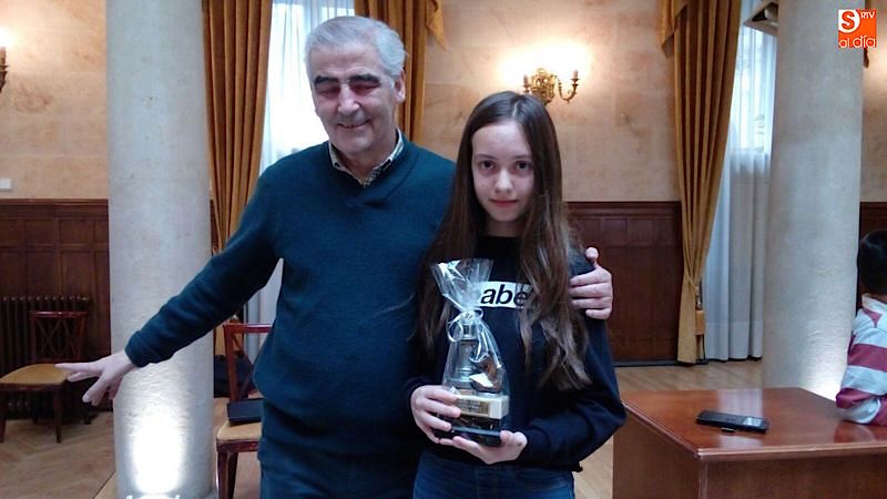 Lucía Sánchez sostiene el trofeo que le acredita como vencedora