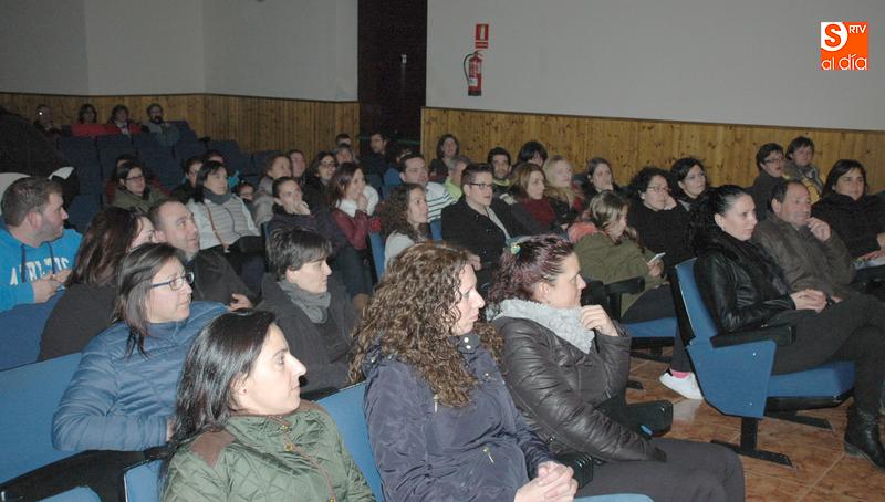 En torno a 150 personas, en su mayoría madres, acudieron a la reunión