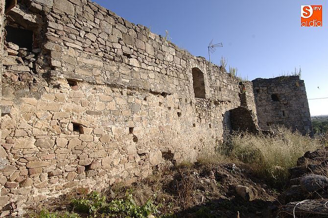 Foto 6 - UPL pregunta a la Junta por el abandonado castillo de Alberguería de Argañán  