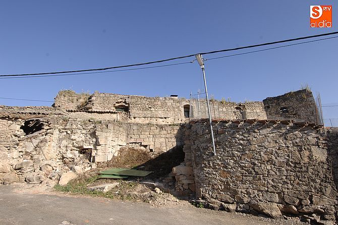 Foto 2 - UPL pregunta a la Junta por el abandonado castillo de Alberguería de Argañán  