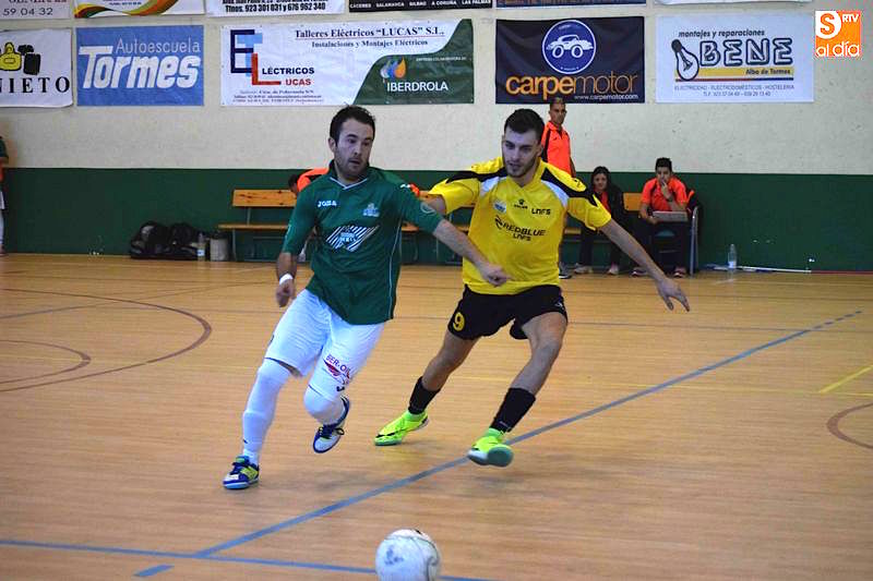 Berti pasa el balón en el duelo de ida ante el C.D. San José