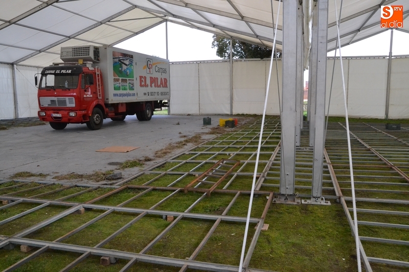 Ya está en pie la carpa, que tendrá espectáculos por las tardes y por las noches  