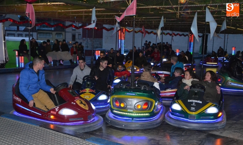 Los coches chocones ya están en marcha a la par que van llegando más atracciones  