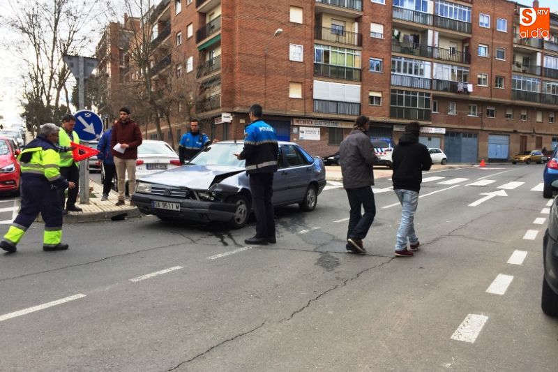 Pequeño accidente de dos vehículos en el cruce de la calle Mineros y Almenara  