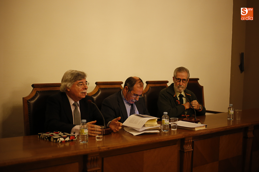 Momento de la conferencia en el Aula Magna de Filología (Foto de Álex López)