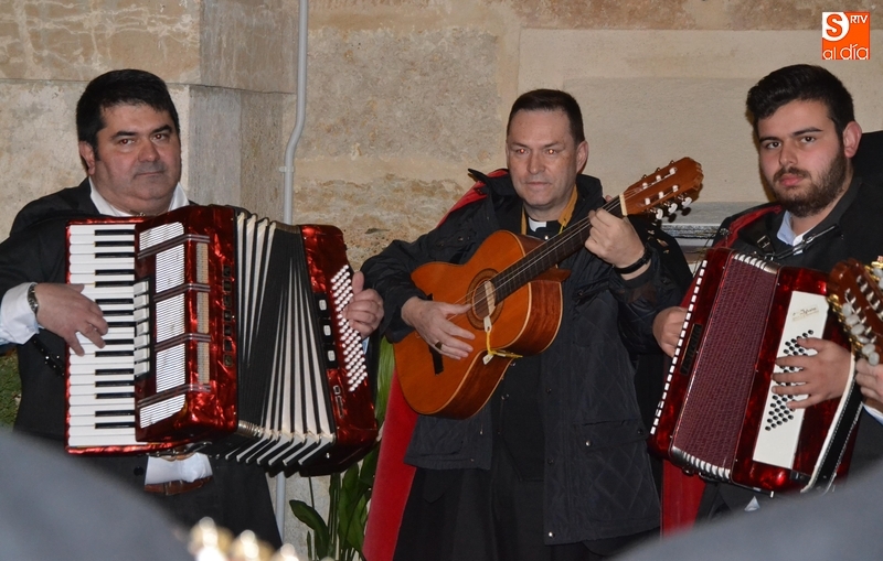 El Obispo abre guitarra en mano las rondas de la Rondalla III Columnas  