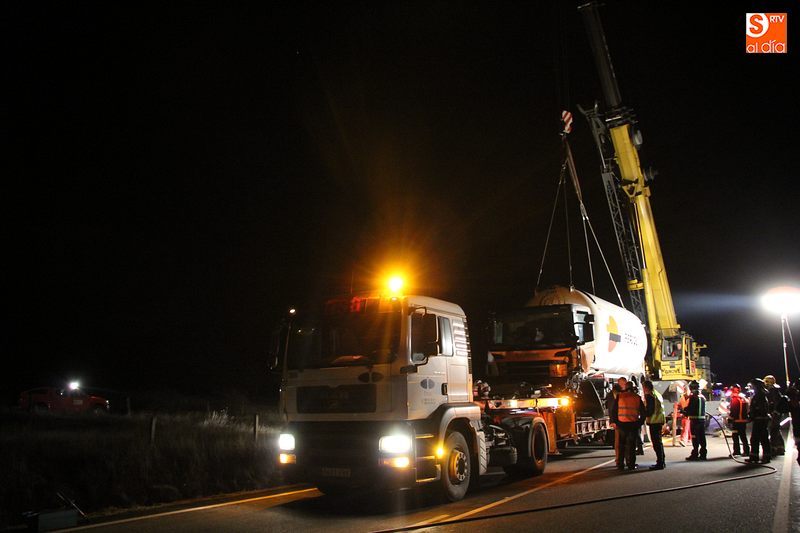 Gran despliegue de medios para retirar el camión siniestrado en la carretera de Vitigudino  
