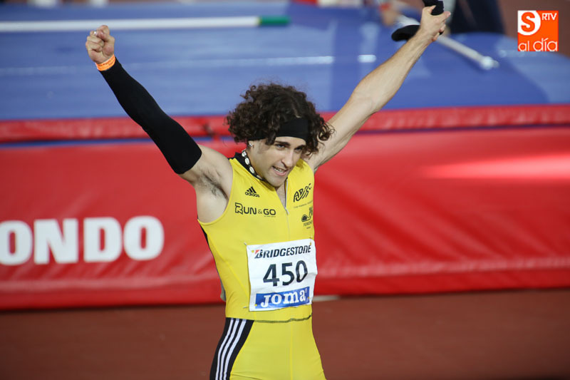 David Alejandro celebra su tercer puesto en los 60 metros lisos.