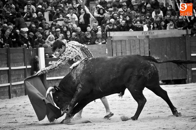 Curro Durán no pudo terminar la faena tras ser corneado/ Foto: Adrián Martín