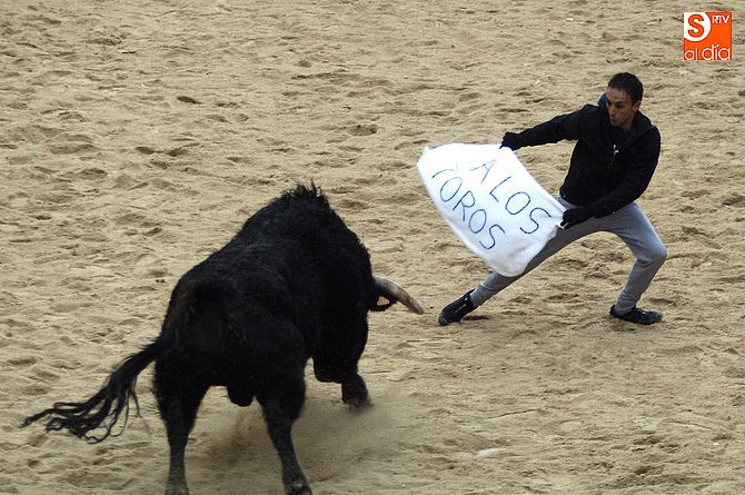 Uno de los últimos recortes se hizo con una pancarta que rezaba Sí a los toros | Foto Adrián Martín