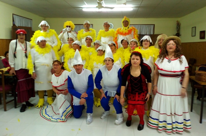 Baile de disfraces en el Hogar del Jubilado de Ledesma para celebrar el Martes de Carnaval