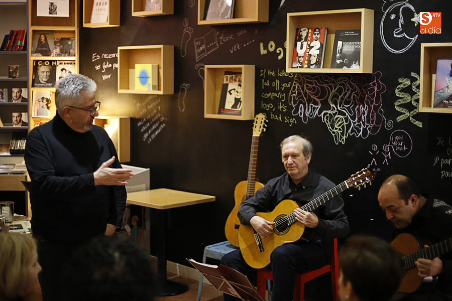 Recital con guitarra y poemas en Hydria (Foto de Álex López)