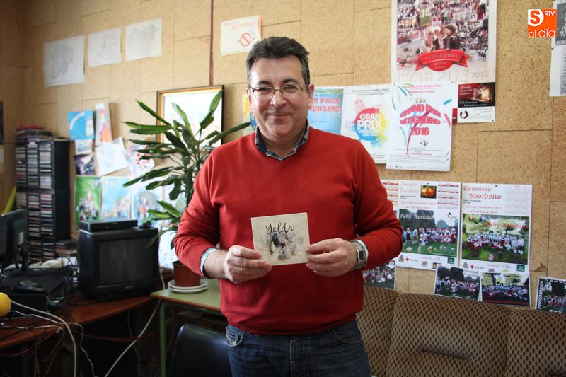José Ángel Mateos mostrando la portada del CD