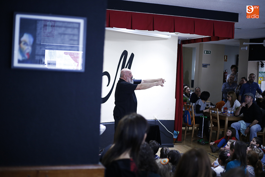 Actuación de Fernando Saldaña en el Manolita Café Bar / Foto de Alejandro López