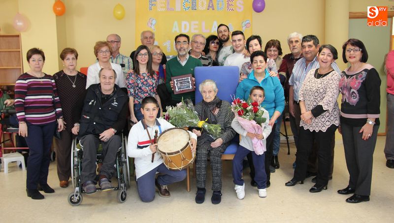 Adela estuvo acompañada por toda su familia en la celebración de sus 100 años / CORRAL