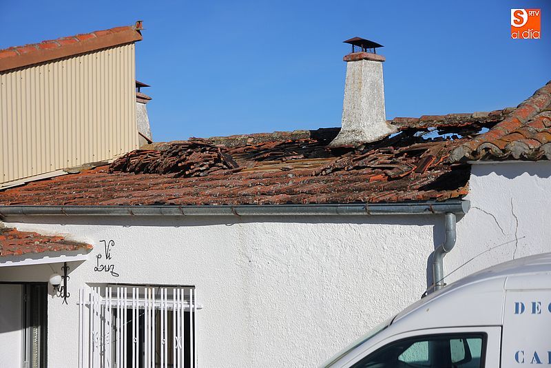 Un fuego en una chimenea afecta al tejado de dos viviendas en Aldeavieja