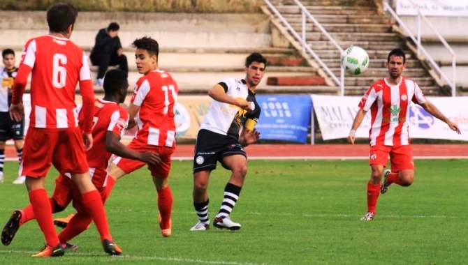 Momento del partido que jugaron ambos conjuntos en Las Pistas