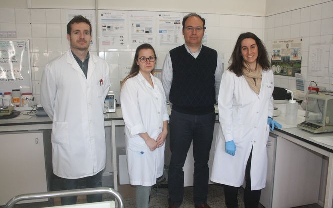 Raúl Manzano, tercero por la izquierda, y su equipo de investigación