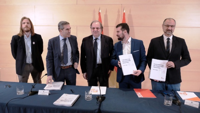 Momento de la firma de las cinco fuerzas políticas de Castilla y León