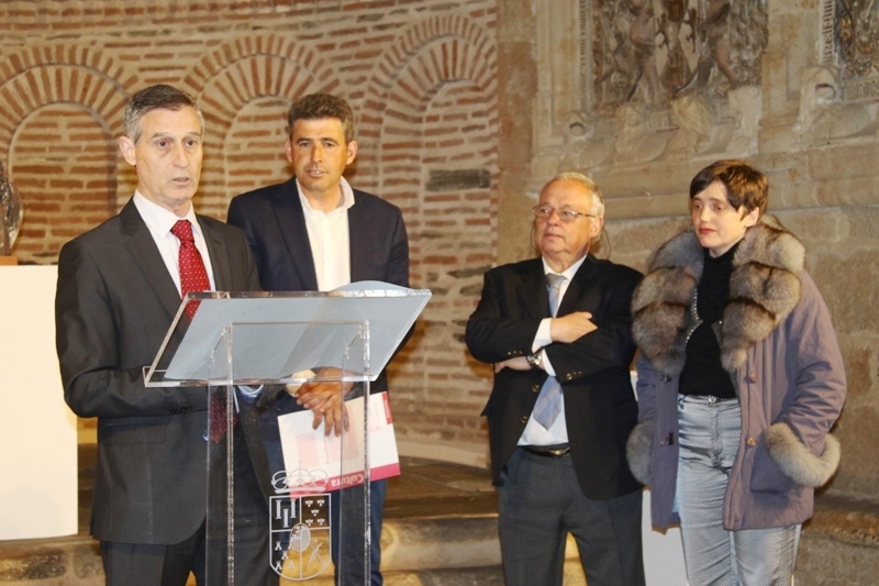 El alcalde agradeció al escultor su buena disposición respecto a la villa ducal / ROBERTO JIMÉNEZ