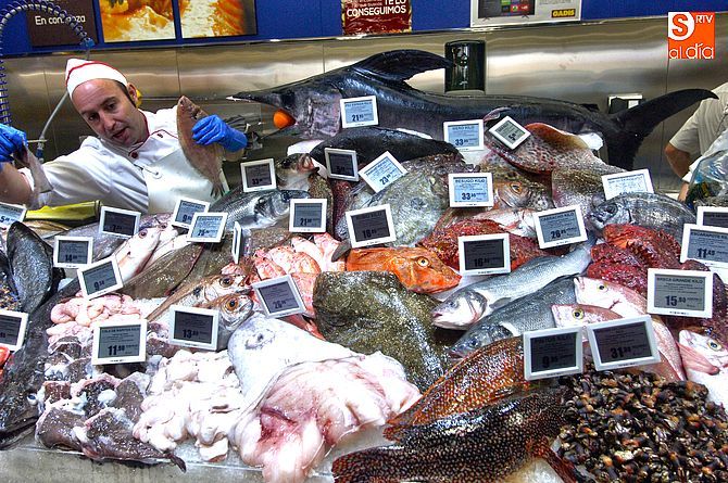 Pescadería,carnicería y frutería son los puntos más concurridos por el cliente/ Fotos: Adrián Martín