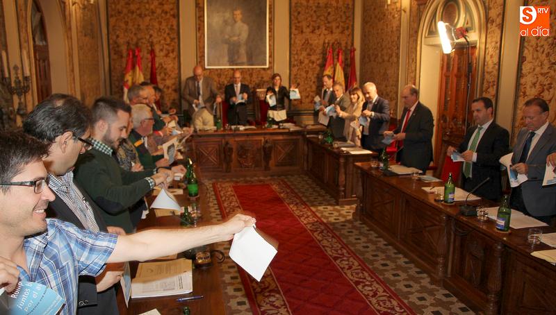 Gesto de la Diputación a favor de la campaña puesta en marcha por Ariadna / CORRAL