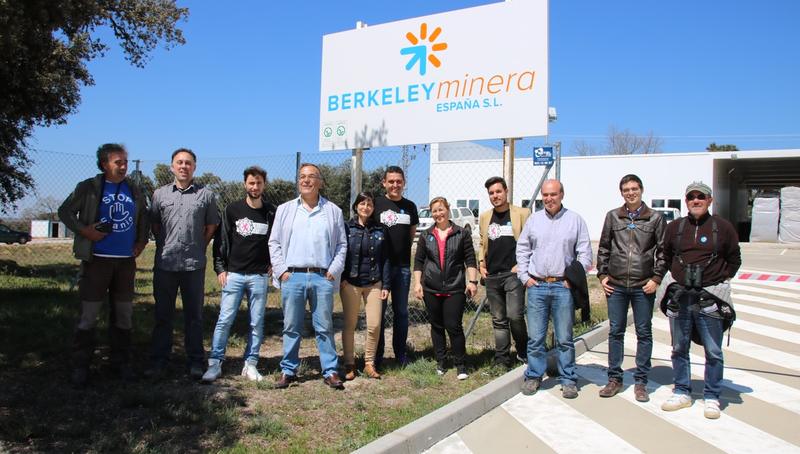 Carles Mulet junto a Salgado y meimrbos de Stop Uranio frente a las instalaciones de Berkeley en Retortillo