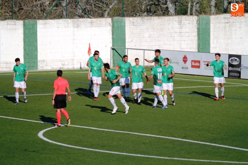 Los jugadores del Guijuelo celebran uno de los goles marcados al Caudal