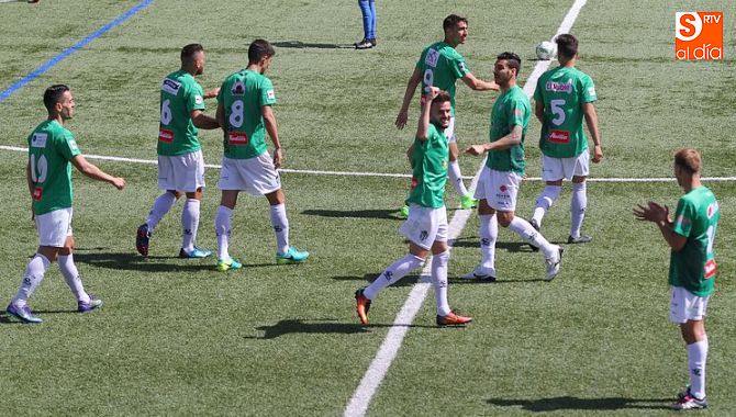Los jugadores del Guijuelo celebran uno de los goles que marcaron al Izarra