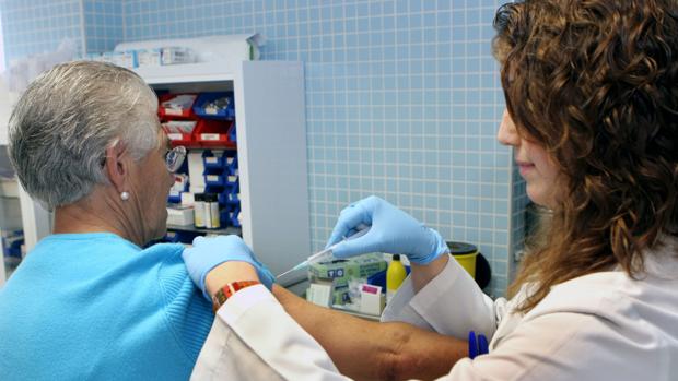 Ocho de cada 10 españoles desconocen que es posible vacunarse frente a la neumonía  
