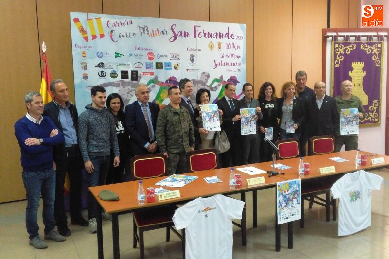 Foto familiar de organizadores y patrocinadores en el Cuartel General Arroquia