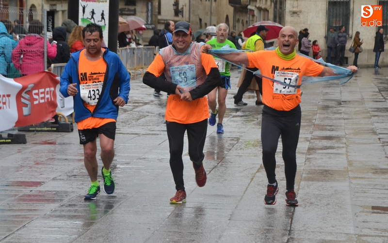 La lluvia, el frío y el viento convierten en un épico desafío la Media Maratón  