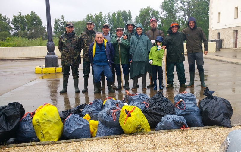 APCRA recoge un centenar de kilos de basura en su jornada de limpieza de la orilla del río  