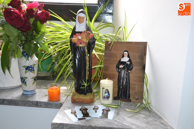 Trabajadores del Ayuntamiento mantienen su devoción a Santa Rita montándole un altar  