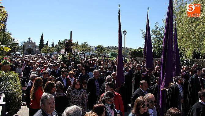 Cientos de fieles de toda la comarca y Portugal acompañaron al Nazareno en las procesiones / CORRAL