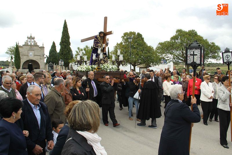 Foto 3 - Cientos de fieles de La Raya acompañan a El Nazareno en las fiestas de Santa Cruz  