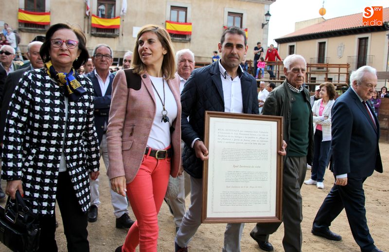 El alcalde de Ahigal de los Aceiteros, Óscar Sánchez, portando la Real Sentencia junto a Chabela de la Torre